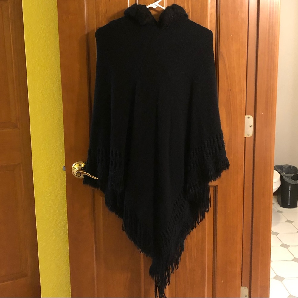 Knitted poncho with fringe bottom